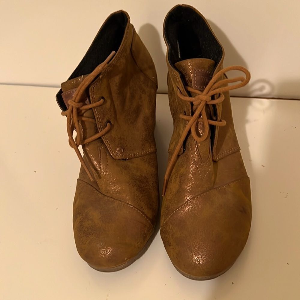 Tom’s Gold Leather Shimmer Chukka Style Lace Up Wedge Ankle Boots Size 10
